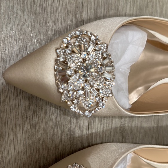 Badgley Mischka light goal flats with cristal stone. Size 8.5 - Picture 2 of 6